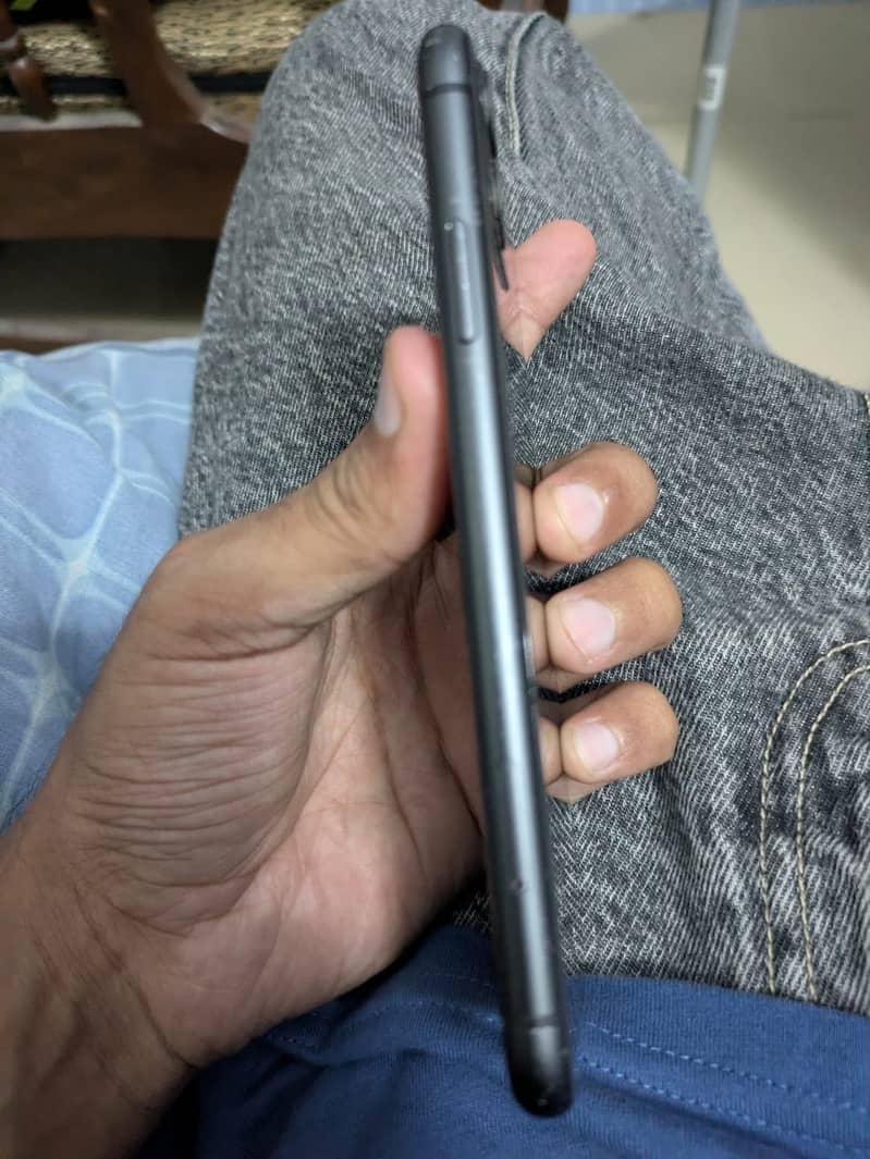 Apple iPhone 11 4