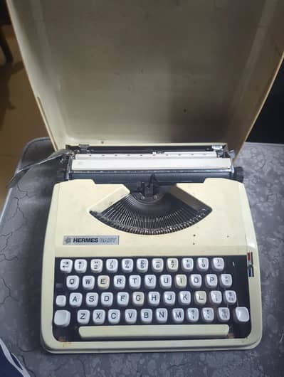Vintage HERMES BABY Typewriter - Swiss Made - Original Case