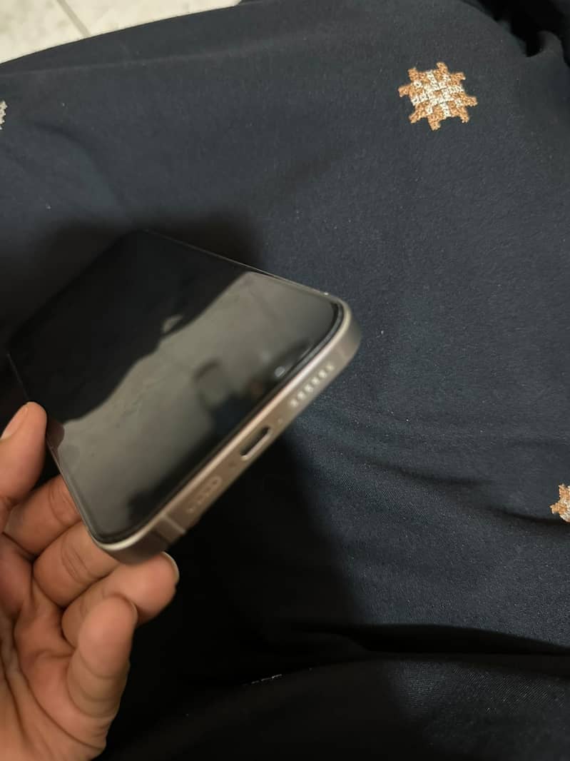 Apple iPhone 16 Pro Max 4