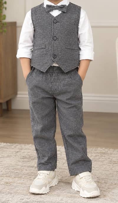 Premium branded 3pc suit. 3 years