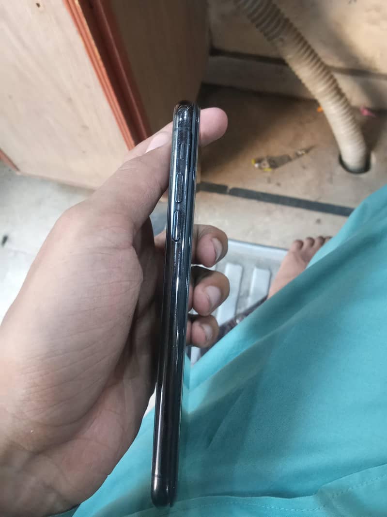 Apple iPhone X 4