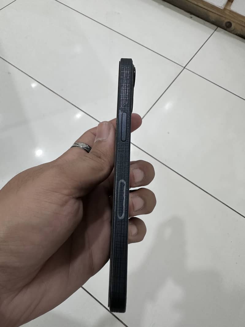 Apple iPhone 13 JV 1