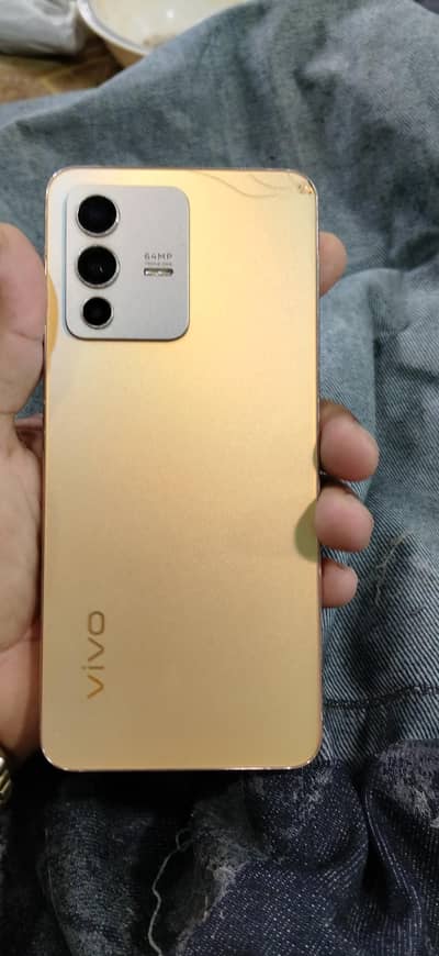 Vivo V23 lekeer hai side pe bas