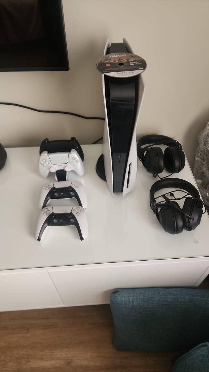 play Station 5 with controller 0