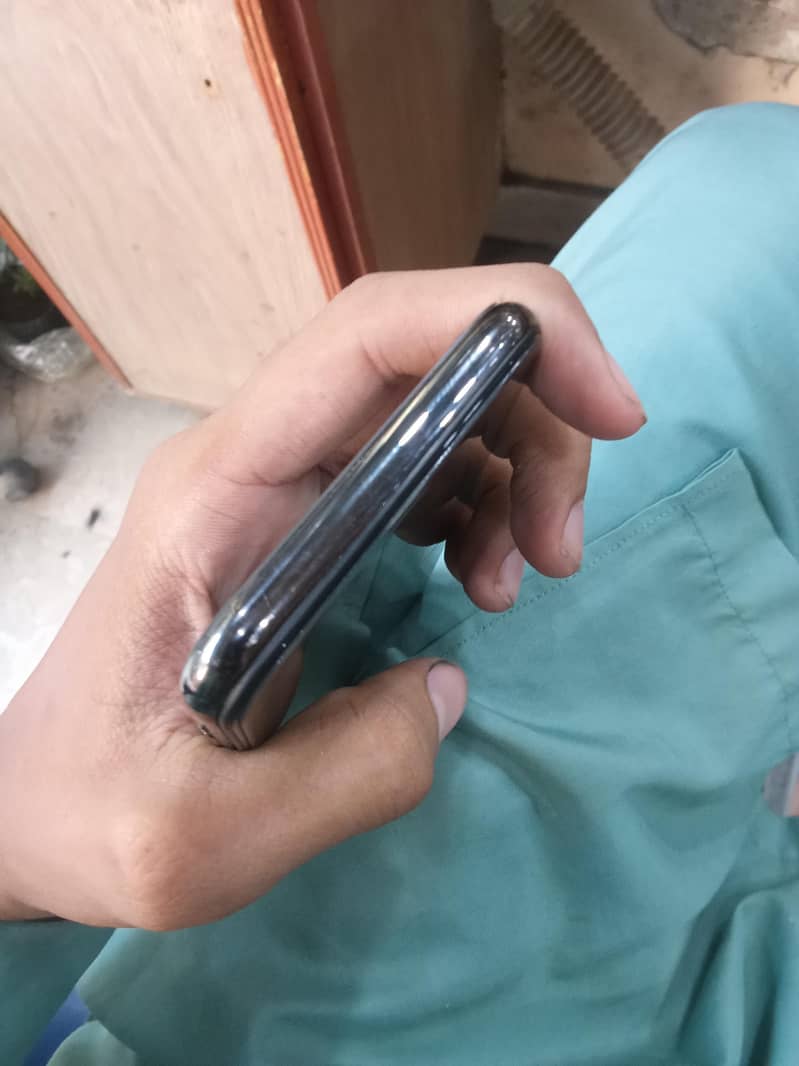 Apple iPhone X 4