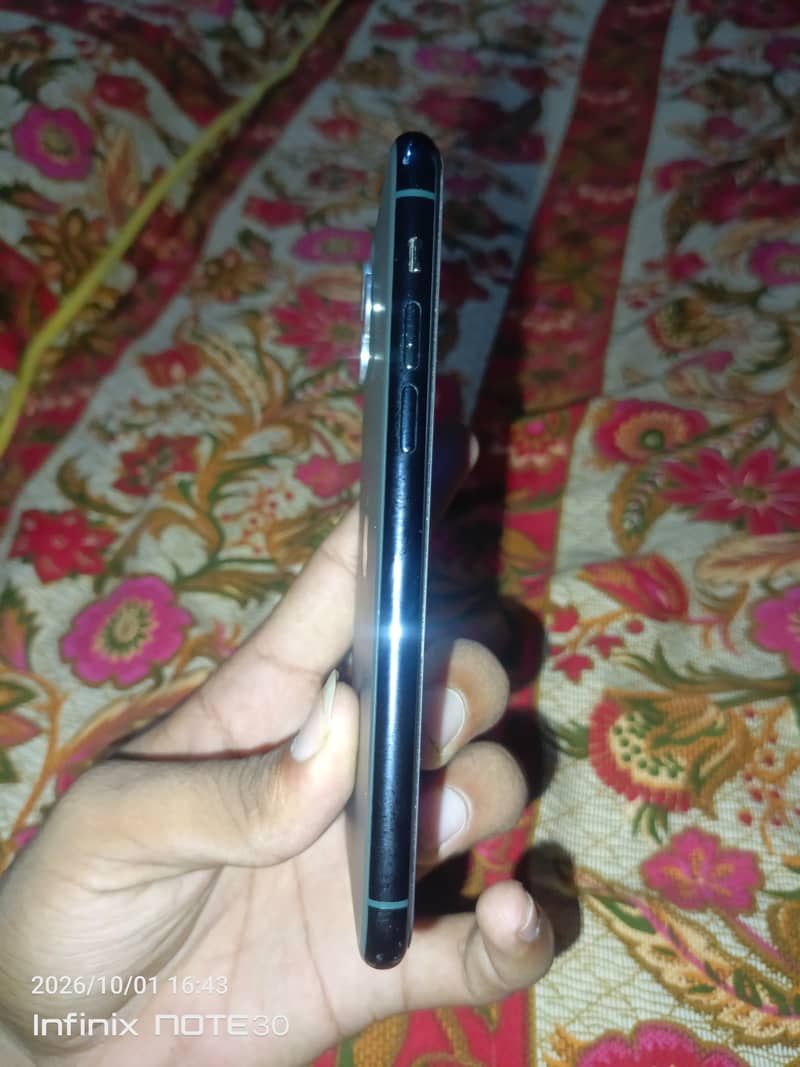 Apple iPhone 11 Pro 4