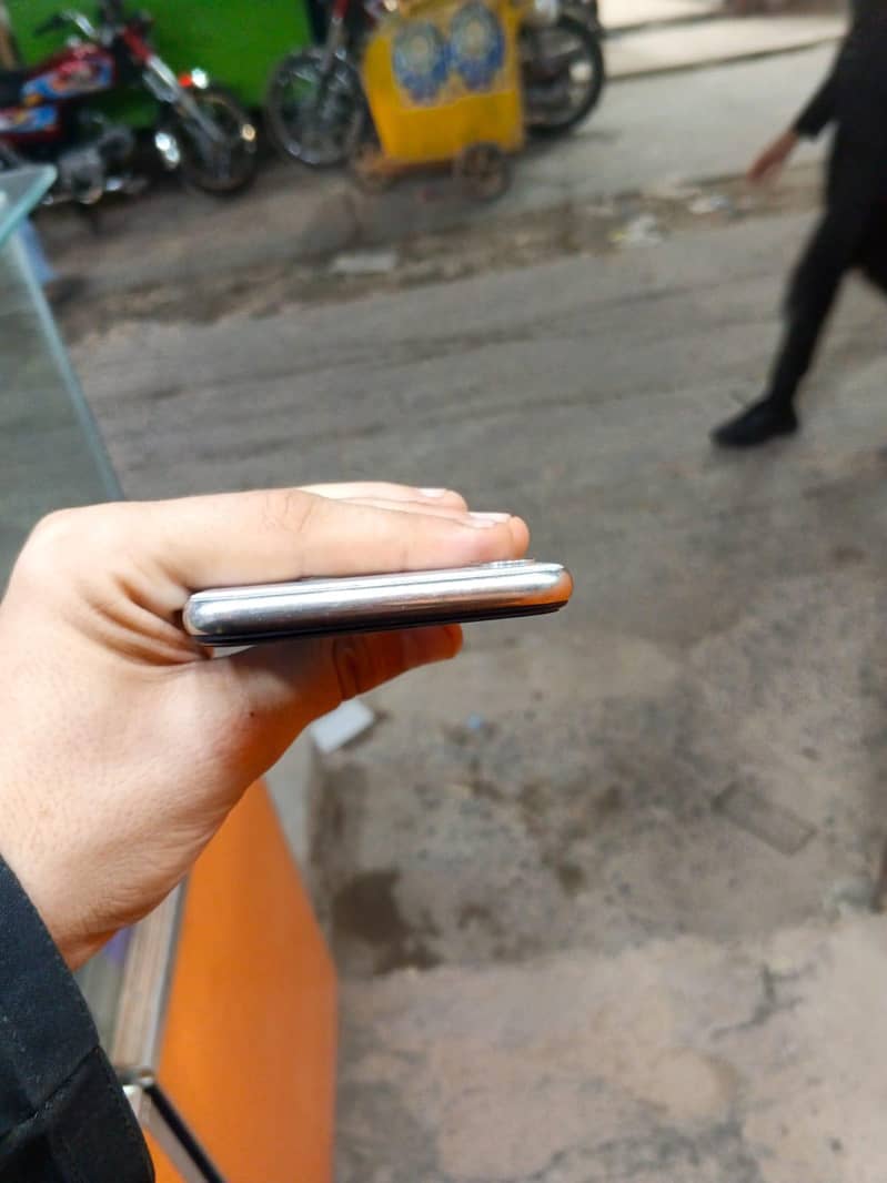 Apple iPhone X 3
