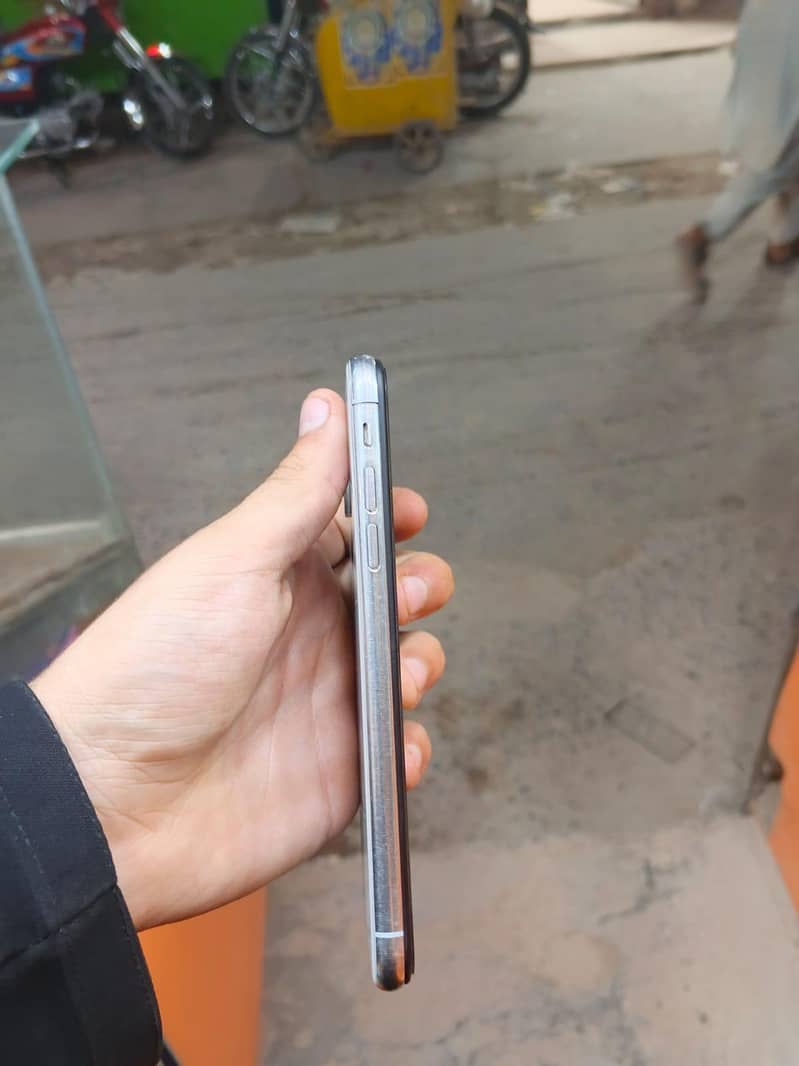 Apple iPhone X 6