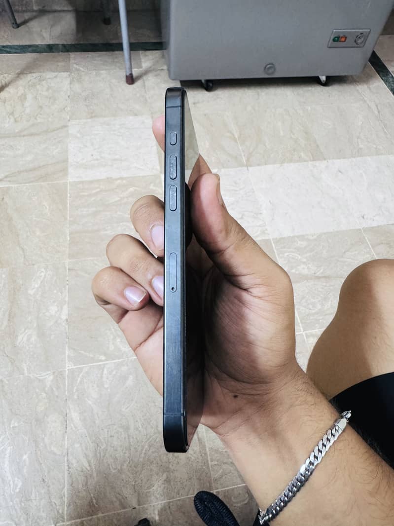 Apple iPhone 15 Pro Max 2
