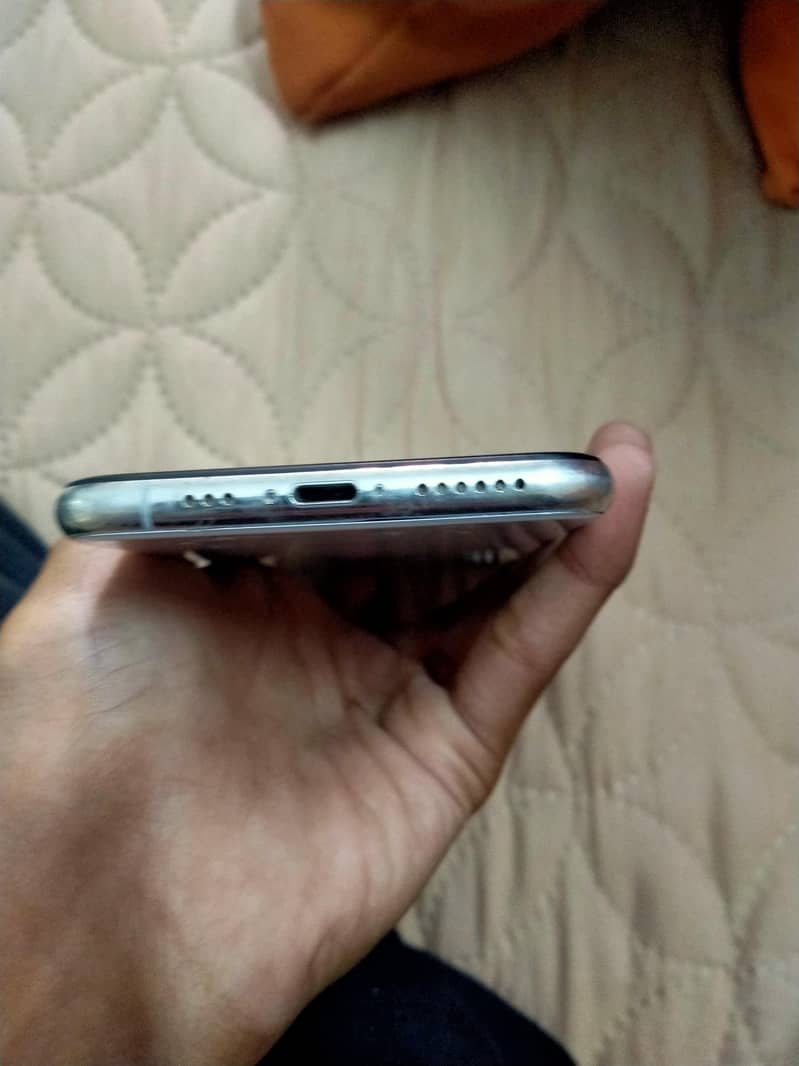 Apple iPhone XS 4
