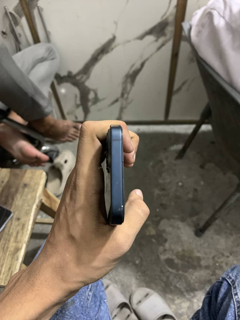 Apple iPhone 13 2