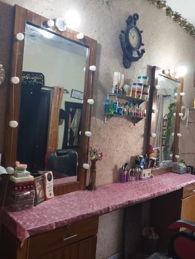 polar chair and 2 mirror first counter