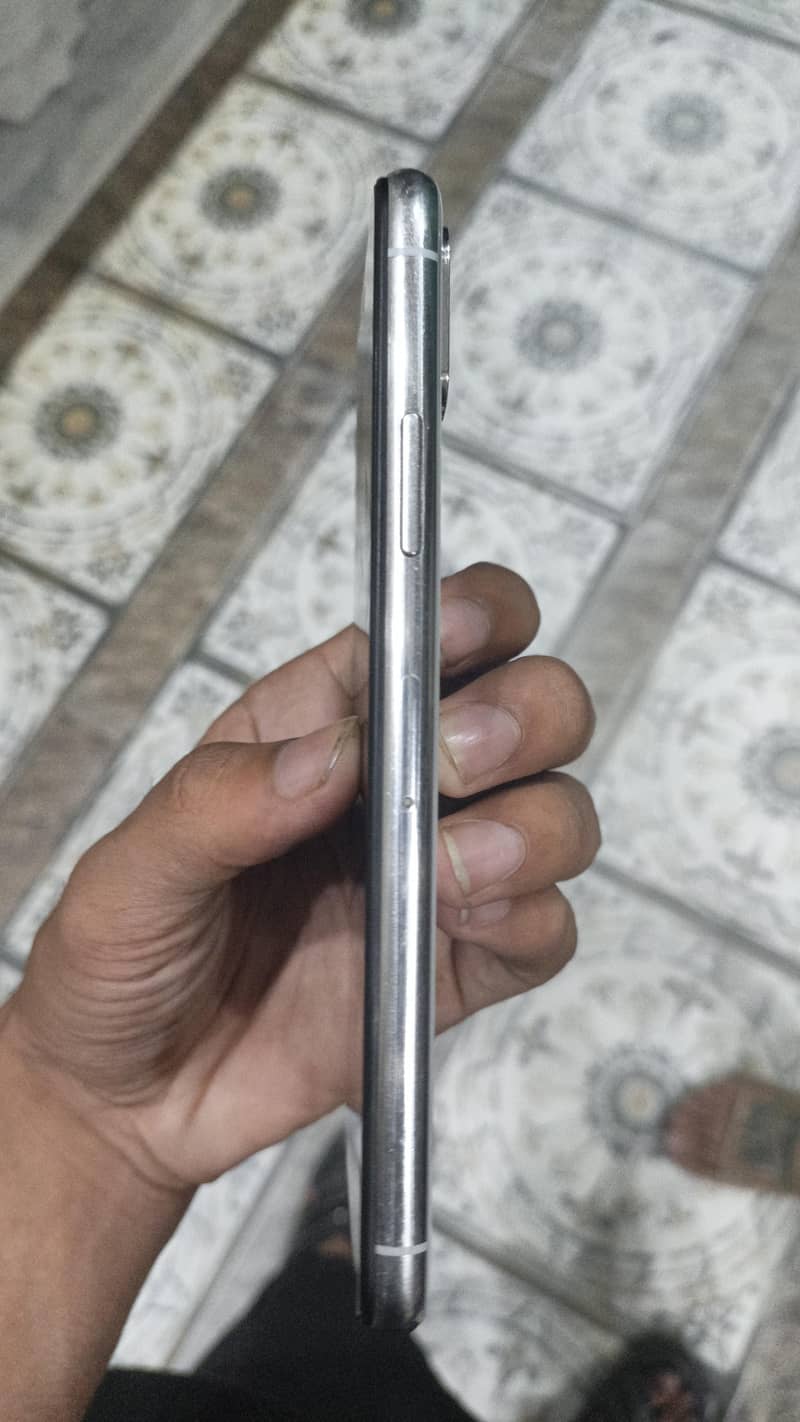 Apple iPhone X 4