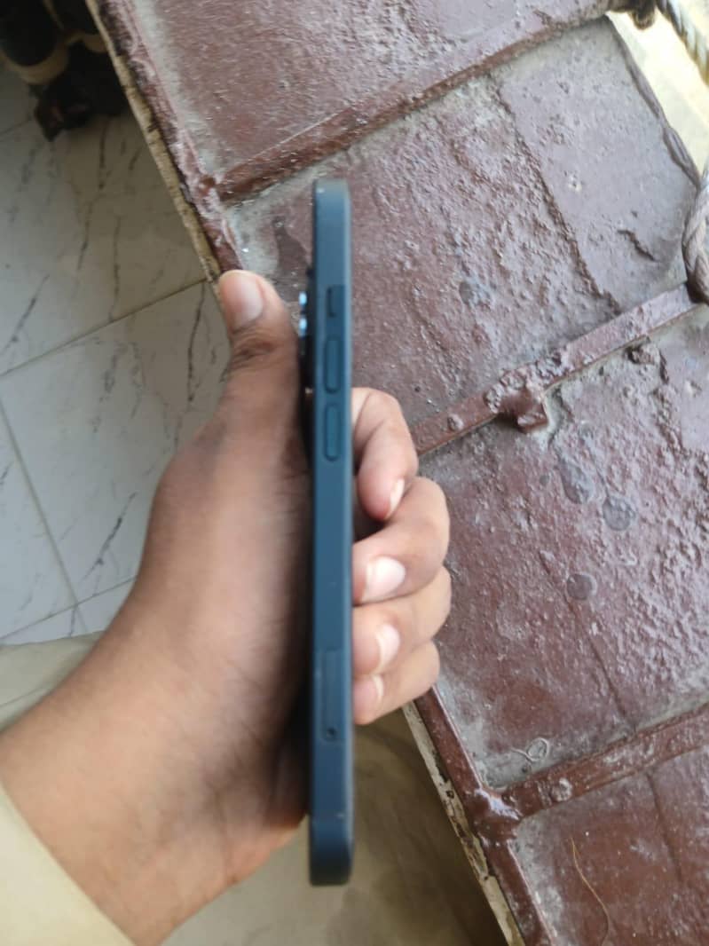 Apple iPhone 13 2