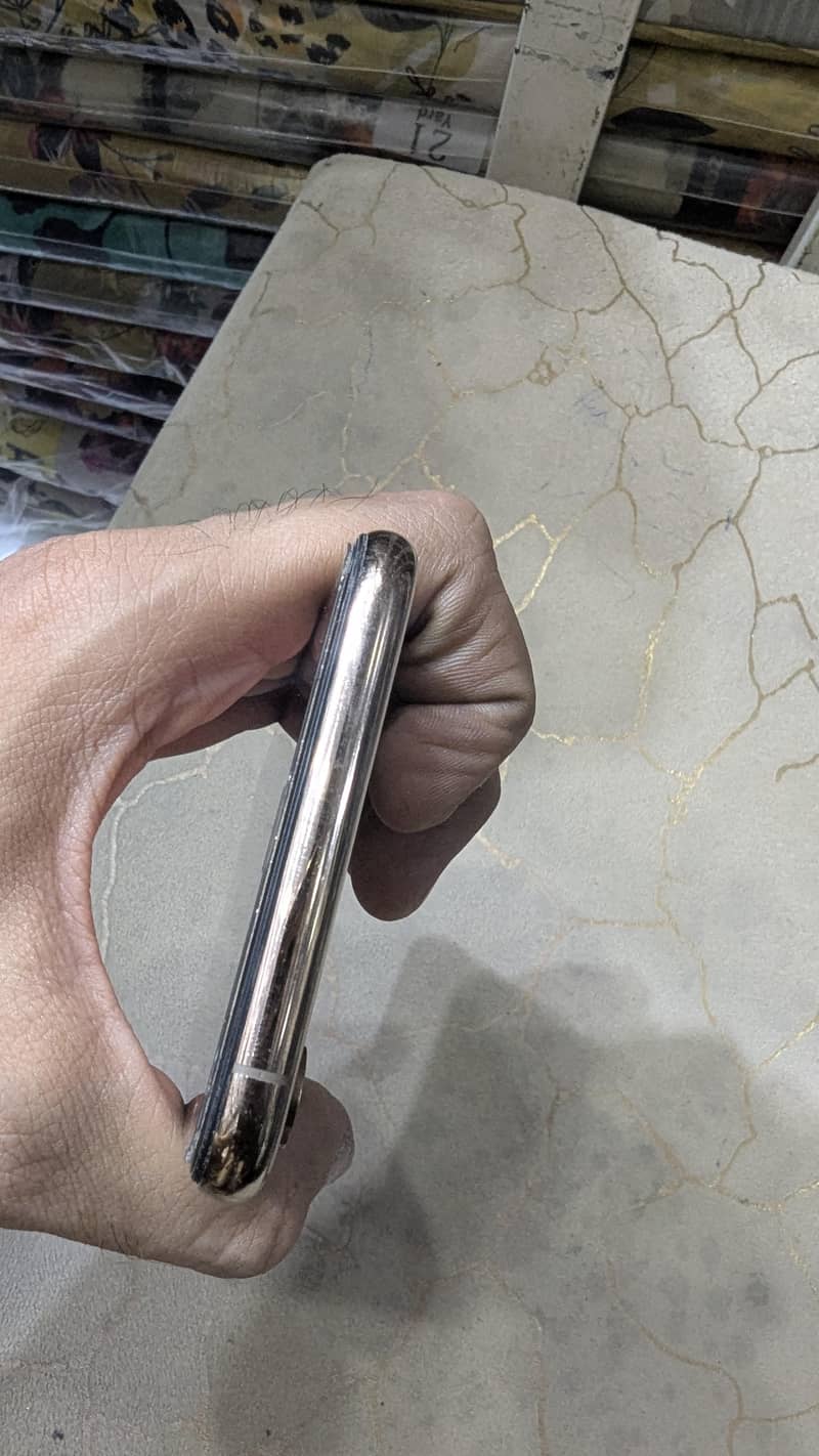 Apple iPhone XS Max 4