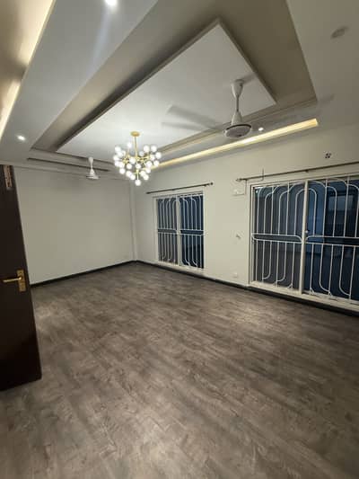 10 MARLA 3 BEDROOM APARTMENT AVAILABLE FOR RENT