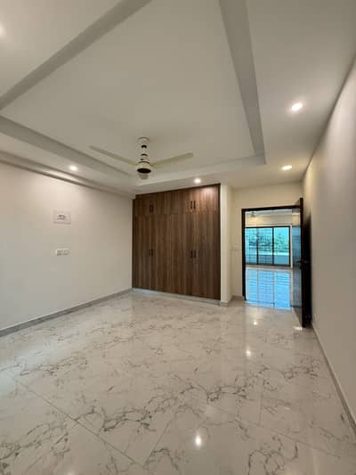 13 MARLA 4 BEDROOM APARTMENT AVAILABLE FOR RENT