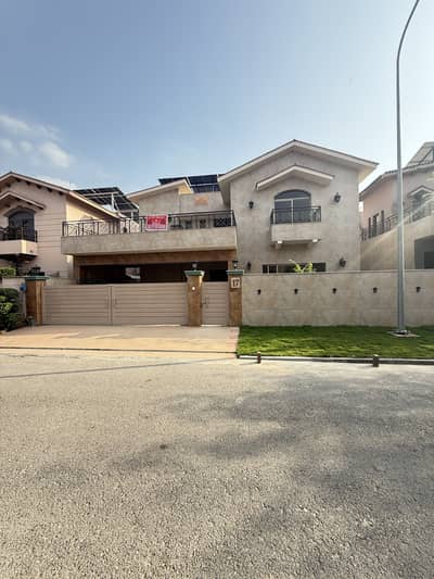 17 MARLA 5 BEDROOM HOUSE AVAILABLE FOR RENT 15KVA SOLAR INSTALLED