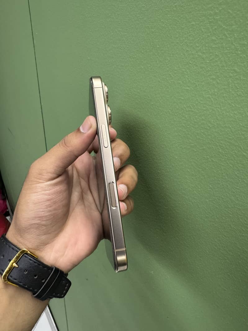 Apple iPhone 16 Pro 1