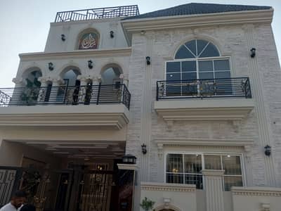 Beautiful lavish modern style house available for Sale in diamond city phease 2