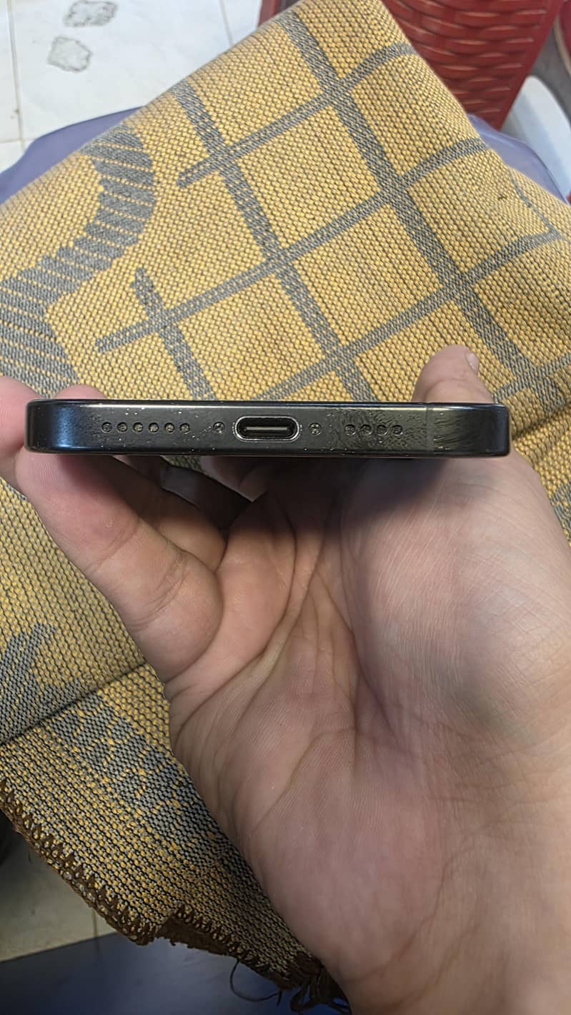Apple iPhone 16 Pro Max 4