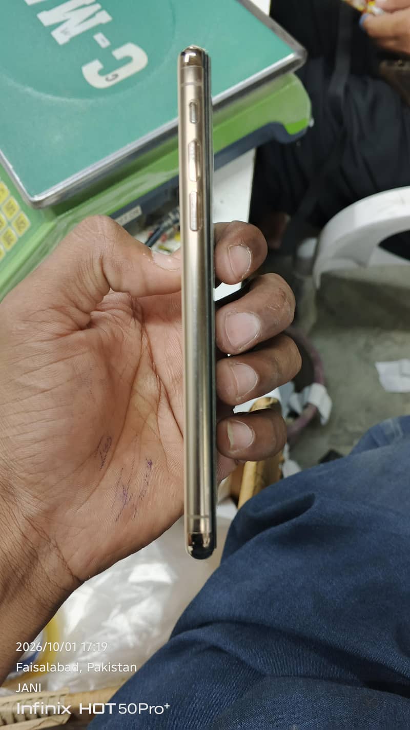 Apple iPhone XS 3