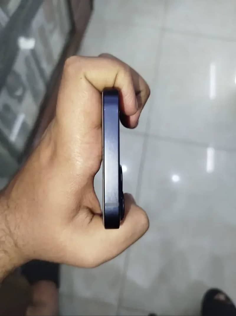 Apple iPhone 13 5