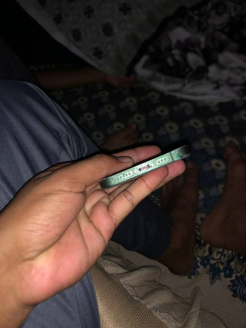 Apple iPhone 13 4