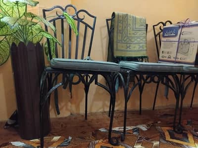 Heavy Iron  Dining Table with 6 to 7 chairs