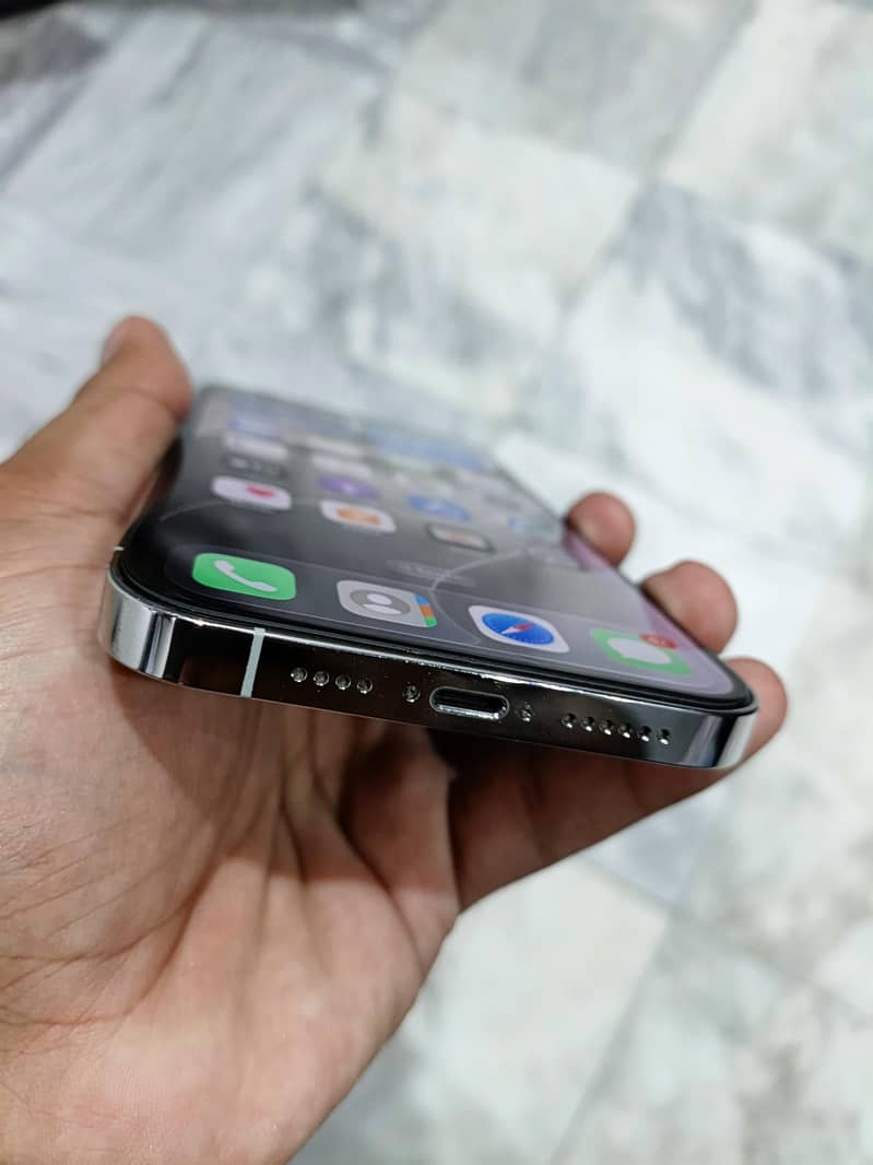 Apple iPhone 13 Pro Max 4