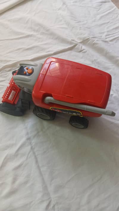 battery operated truck of very good quality with sound 10/10 condition