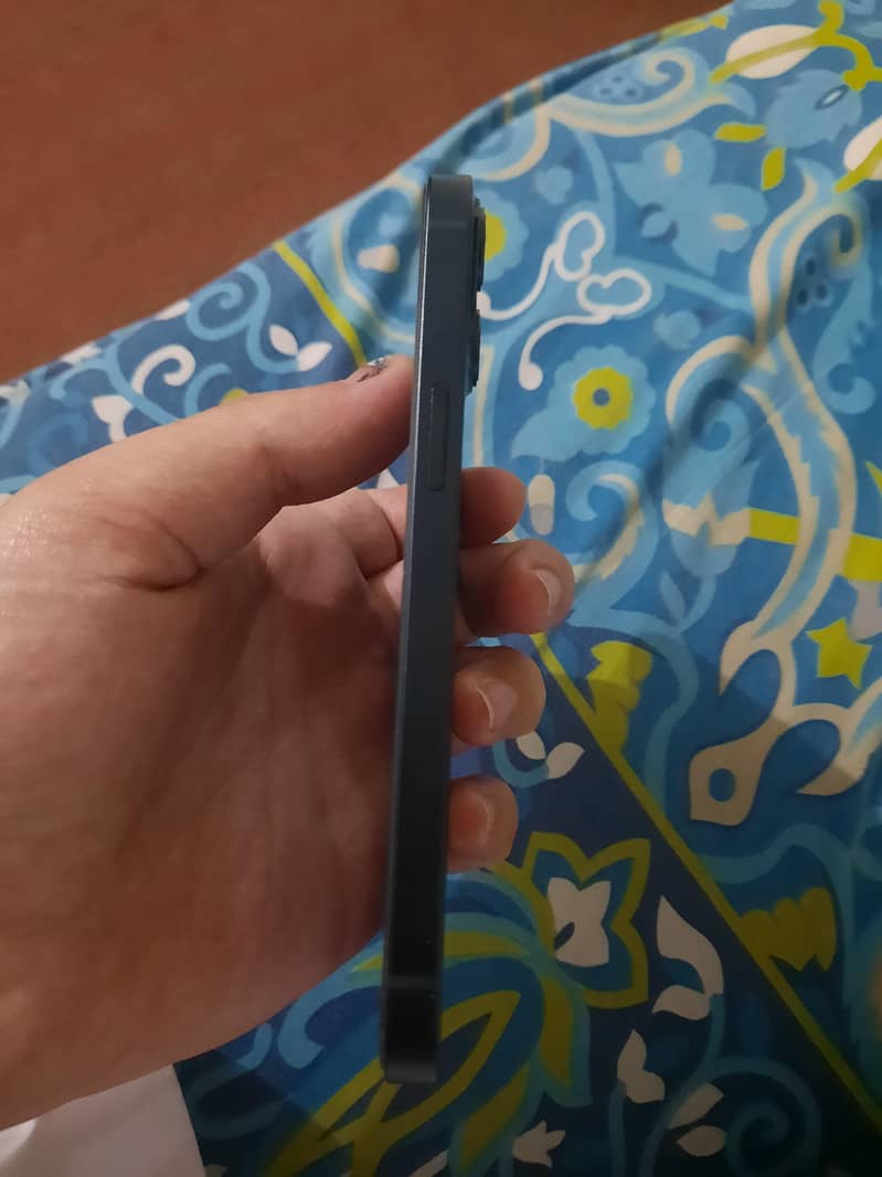 Apple iPhone 13 8