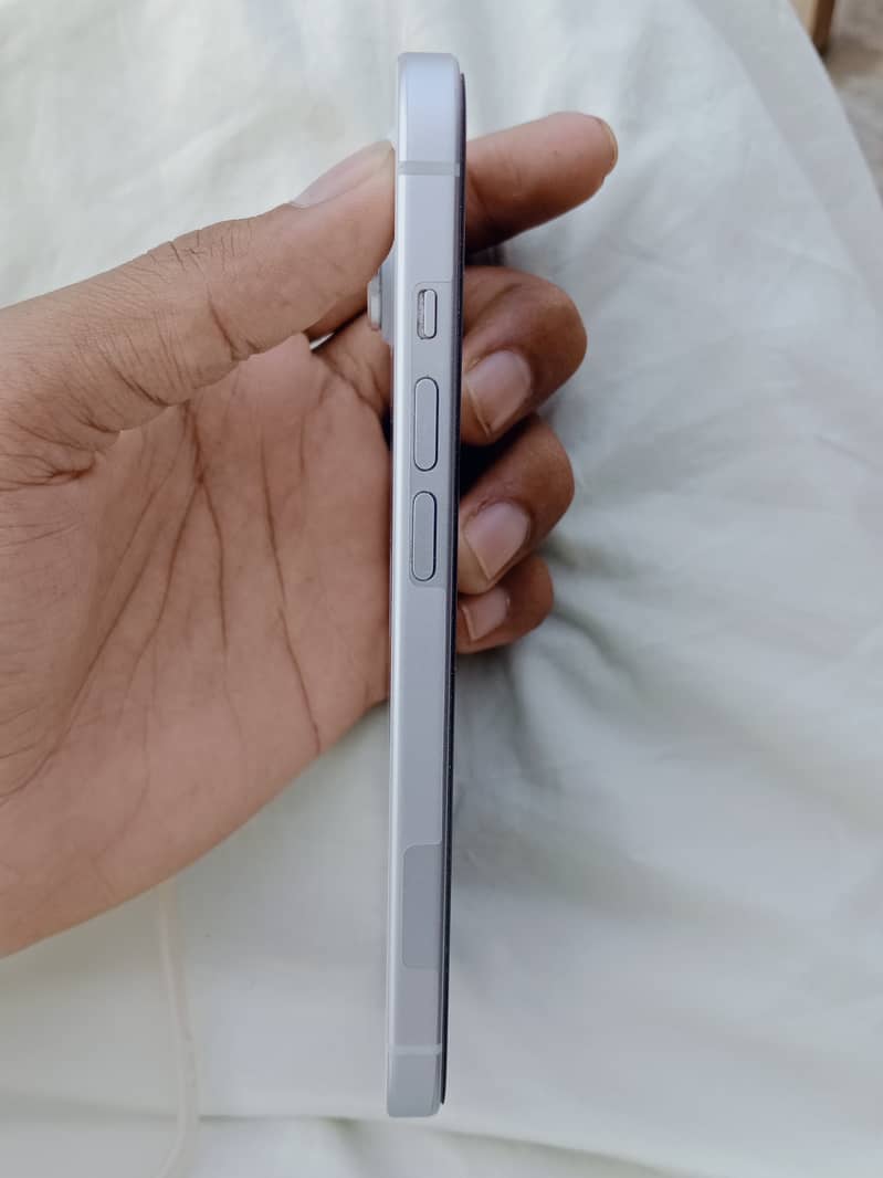 Apple iPhone 15 4