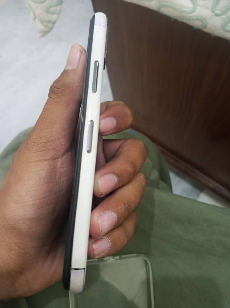 Apple iPhone X 4