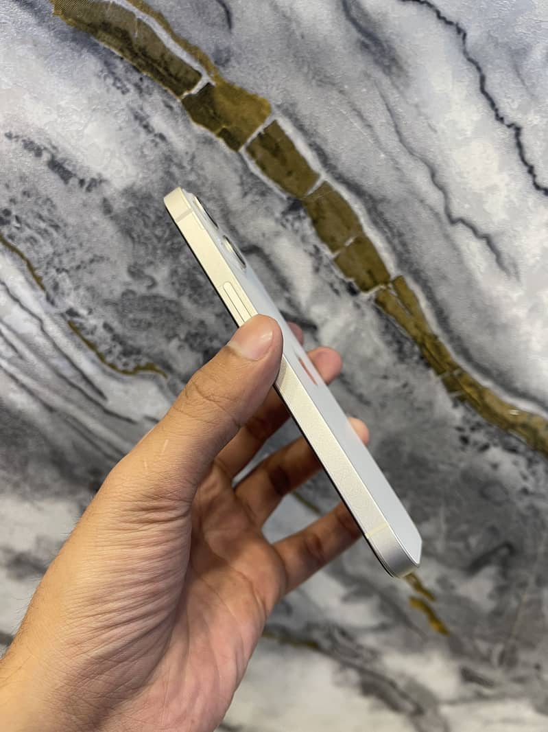 Apple iPhone 13 5