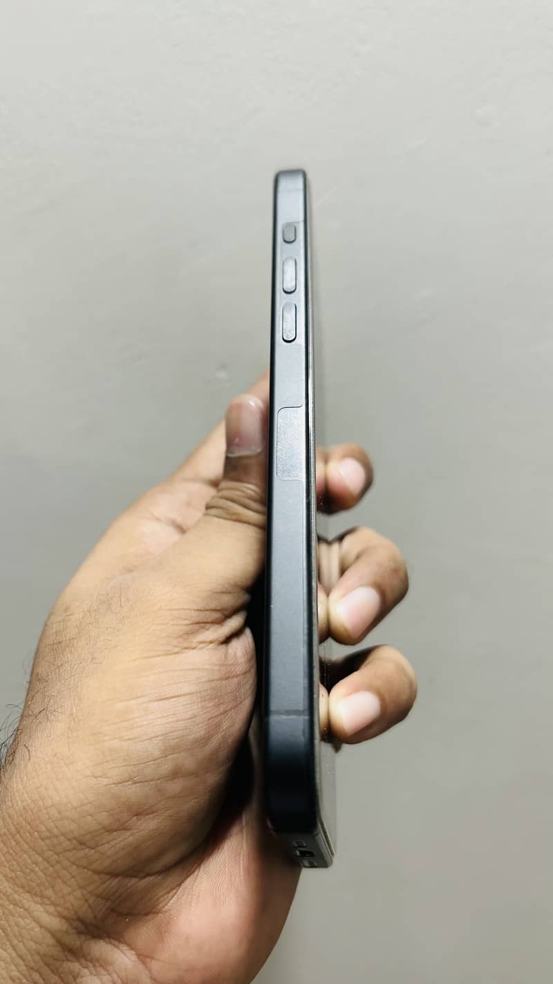 Apple iPhone 16 Pro Max 4