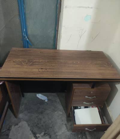 office table in a very good condition with lockers