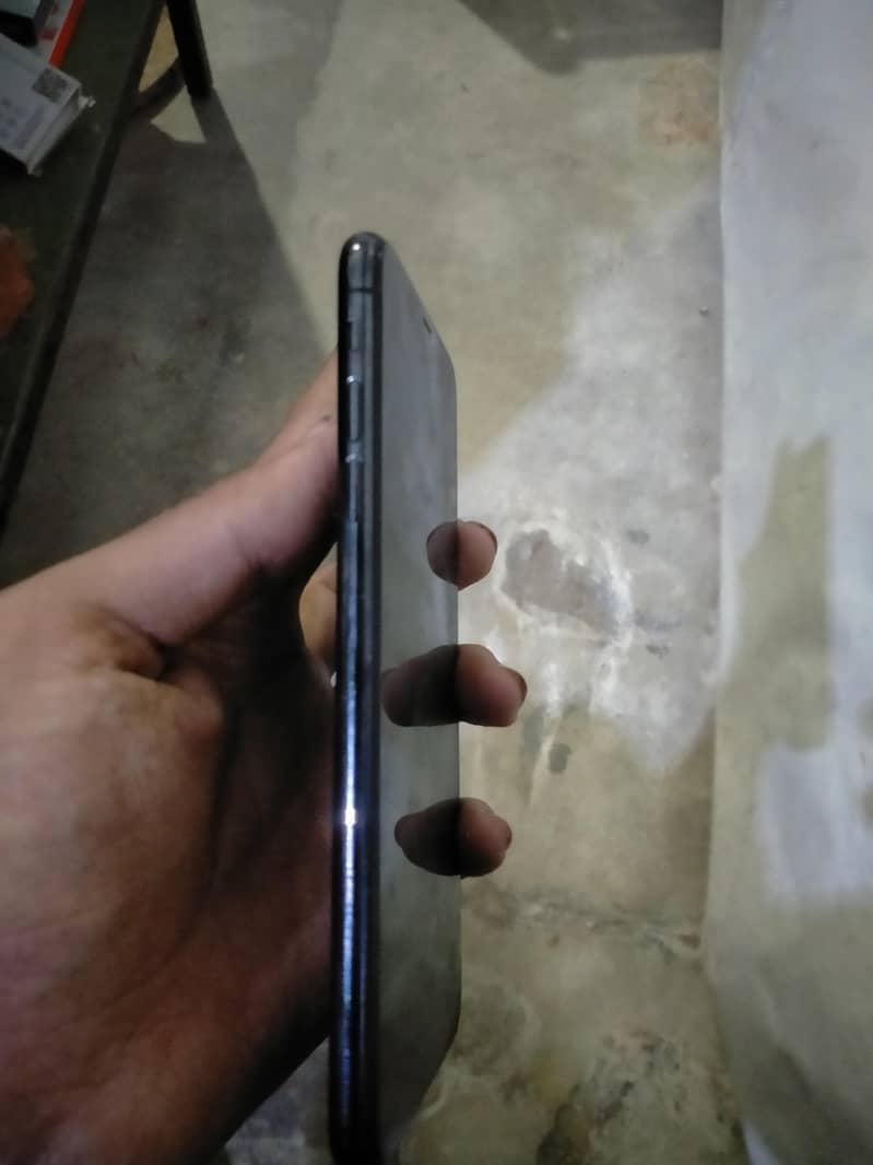 Apple iPhone XS Max 3