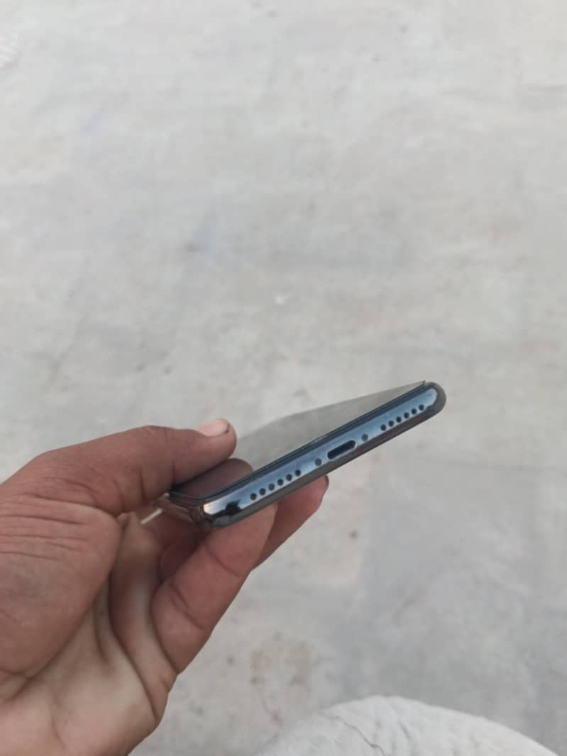 Apple iPhone X 4