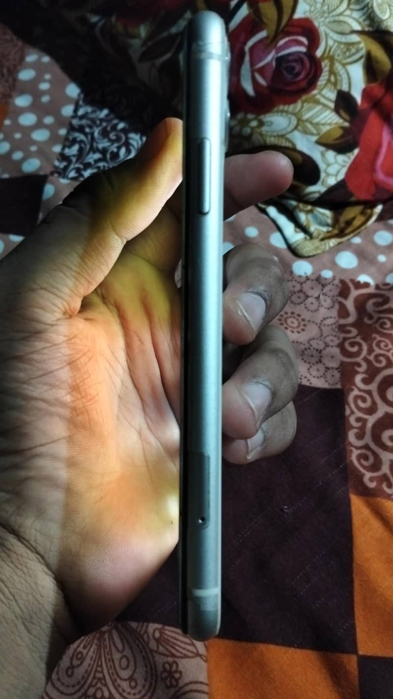 Apple iPhone 11 4