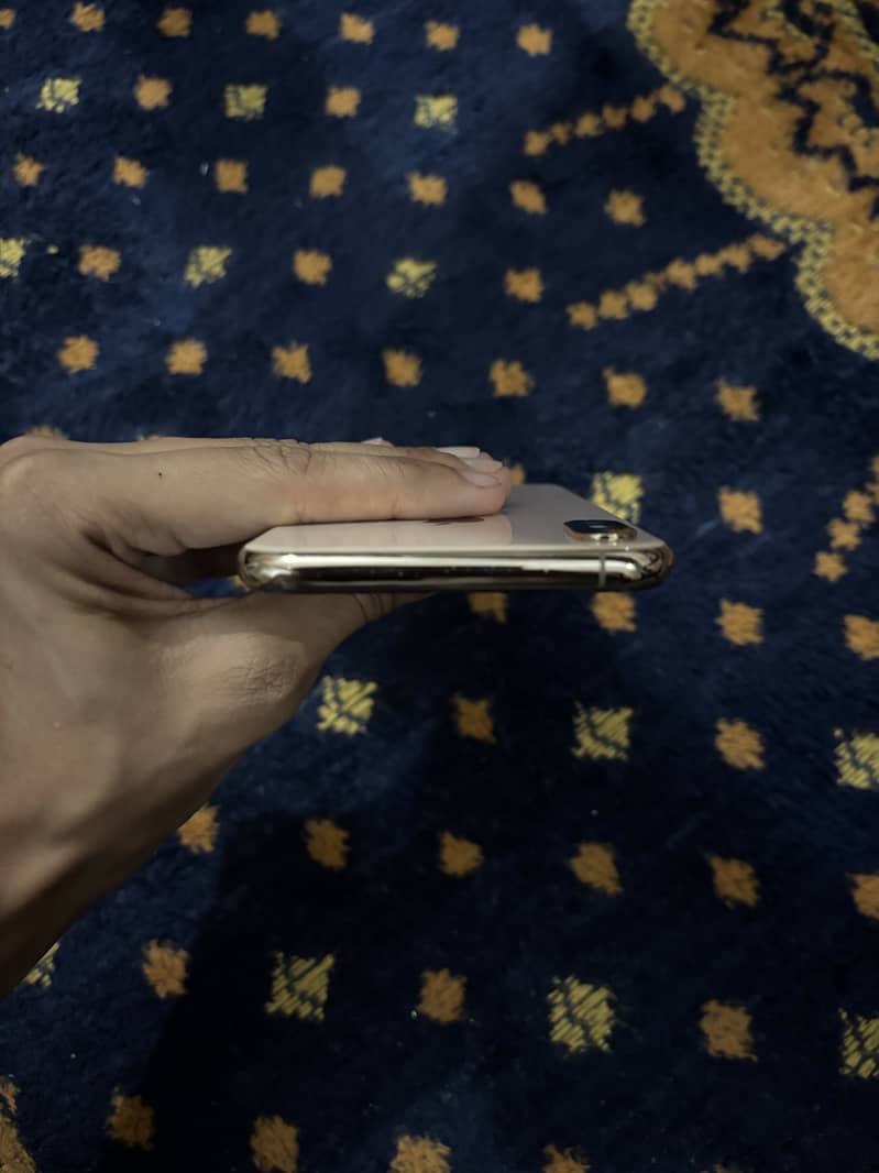 Apple iPhone XS Max 4