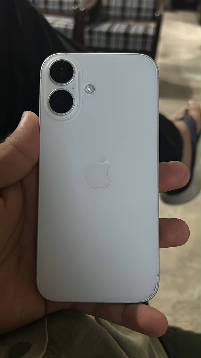 Apple iPhone 16 2