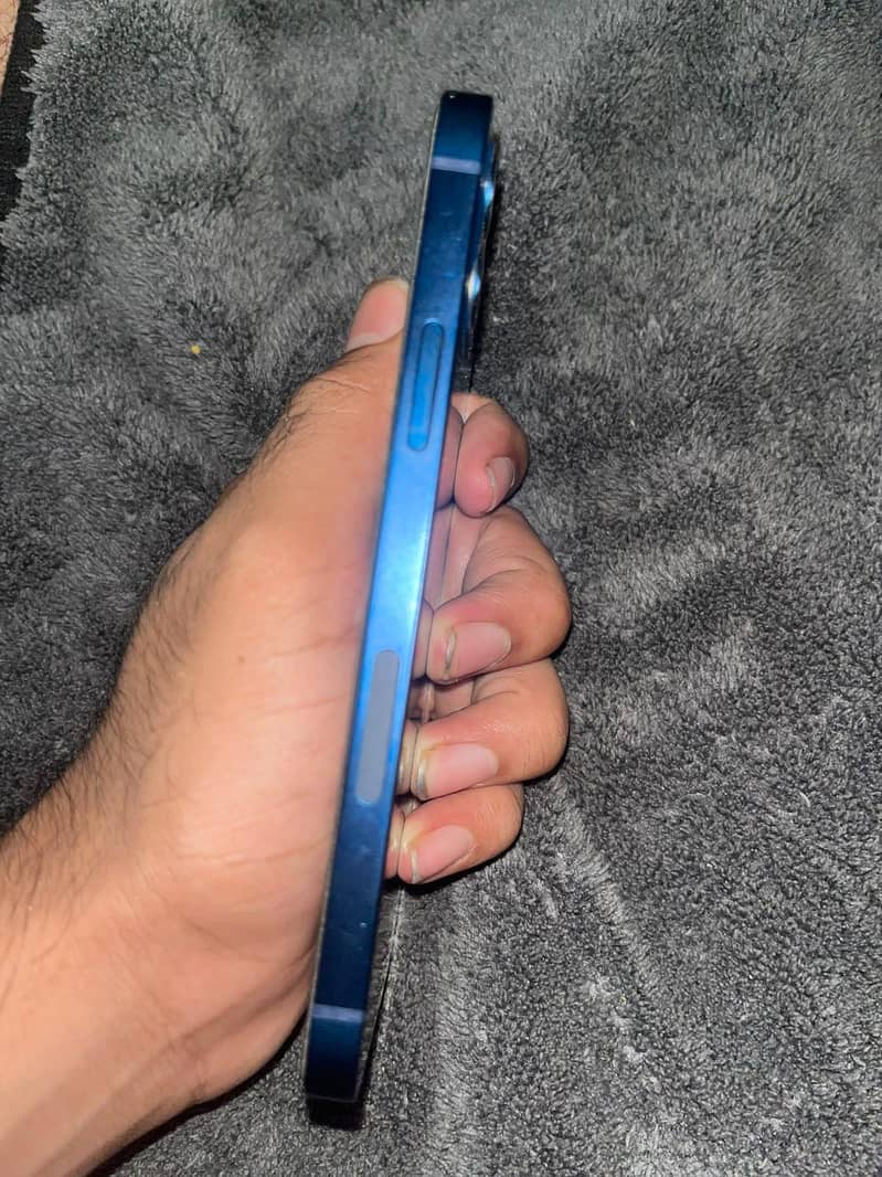 Apple iPhone 12 4