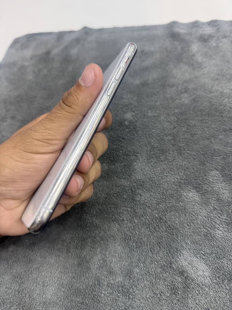 Apple iPhone X 4