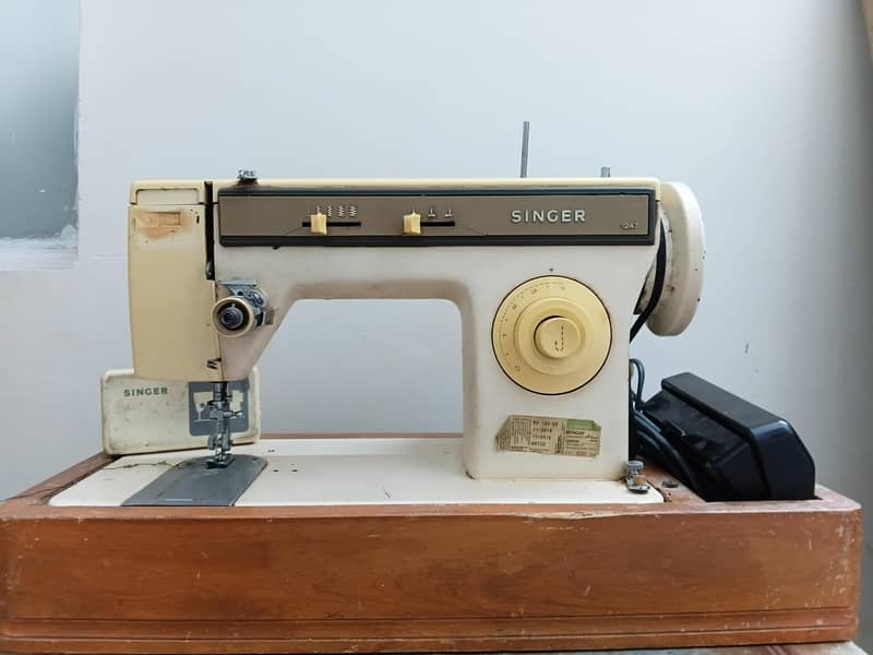 SINGER SEWING MACHINE 1