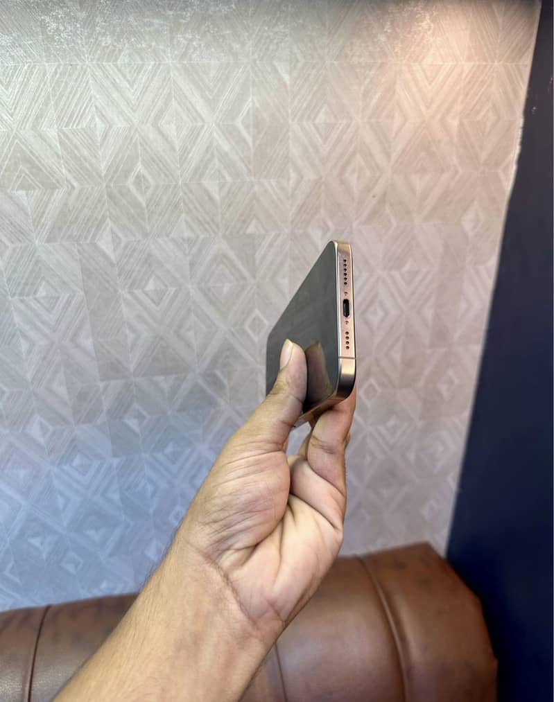 Apple iPhone 16 Pro Max 1