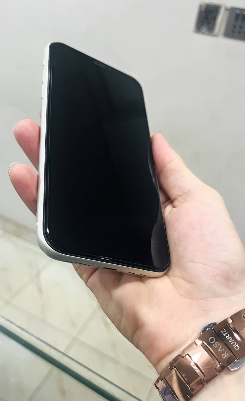 Apple iPhone 11 3