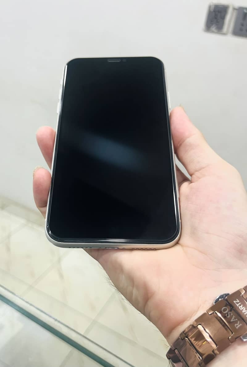 Apple iPhone 11 4