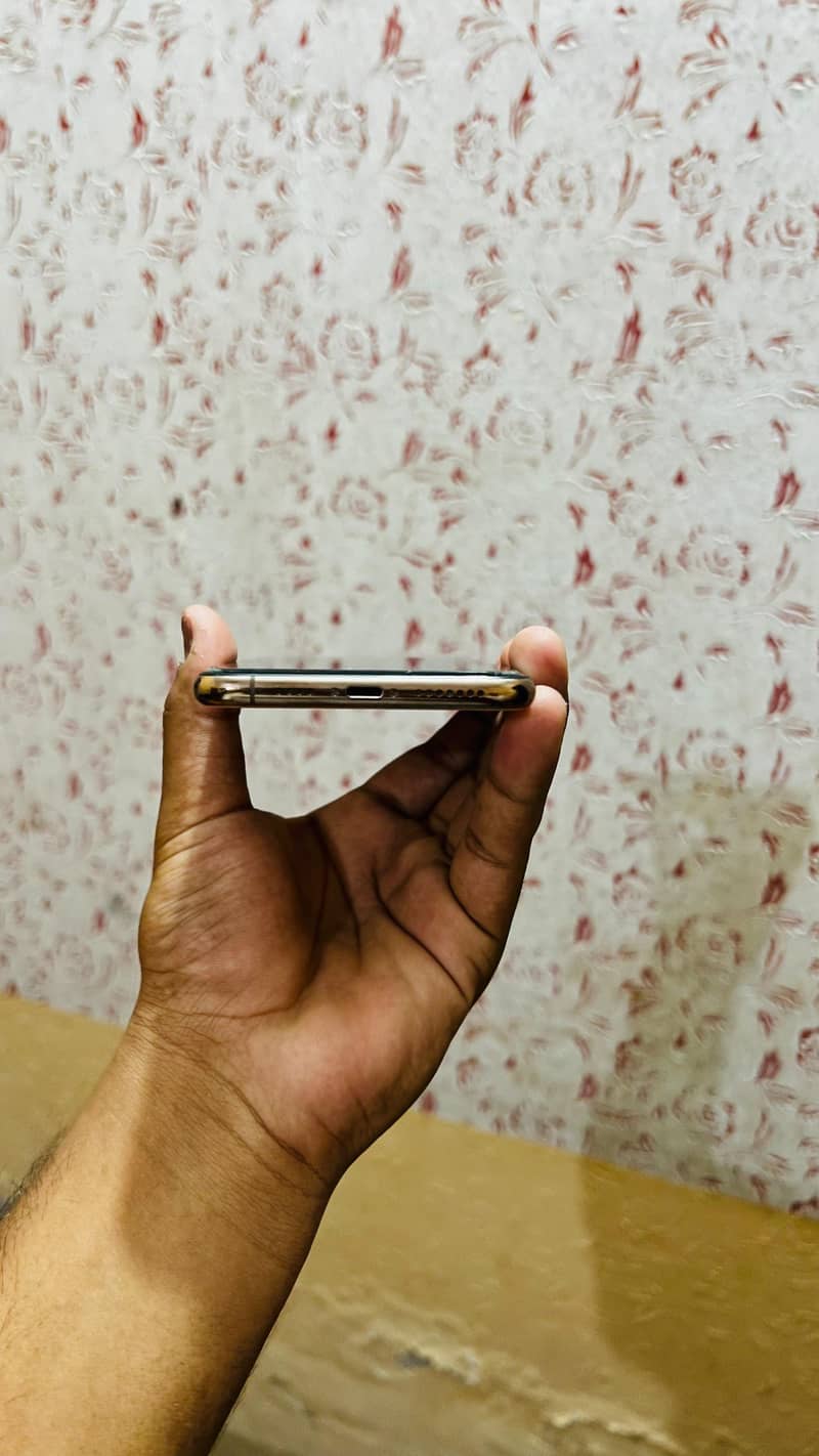 Apple iPhone 11 Pro Max 2