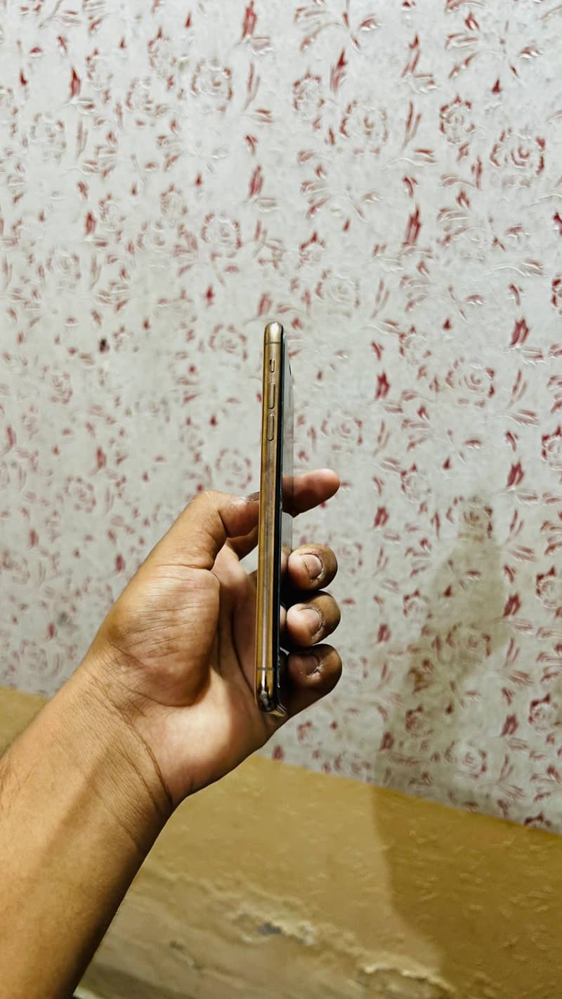 Apple iPhone 11 Pro Max 4